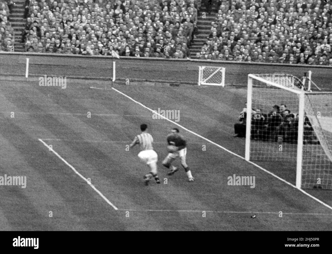 Aston Villa 2-1 Manchester United, finale de la coupe FA 1957, stade Wembley, samedi 4th mai 1957.La finale a été marquée par une collision après seulement six minutes entre l'avant de la villa Peter McParland et le gardien de but Uni Ray Wood, qui a laissé Wood inconscient avec un pommettes cassées. Banque D'Images