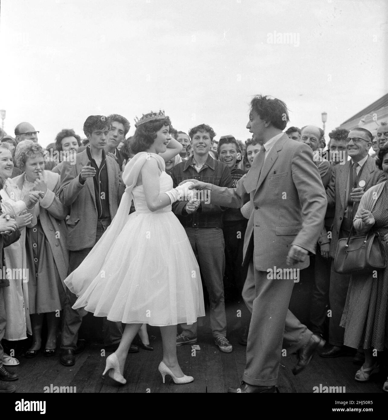 Beauty Queen danse avec Ken Dodd au Blackpool5th août 1958. Banque D'Images