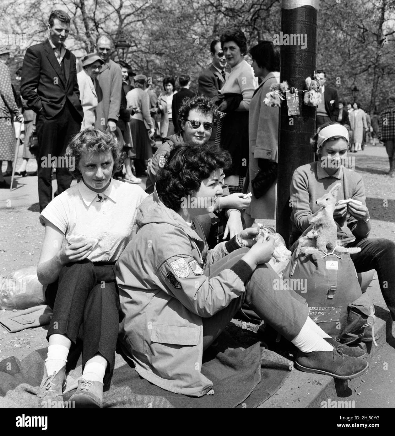 La foule attend le mariage le lendemain de la princesse Margaret et d'Antony Armstrong-Jones.5th mai 1960. Banque D'Images