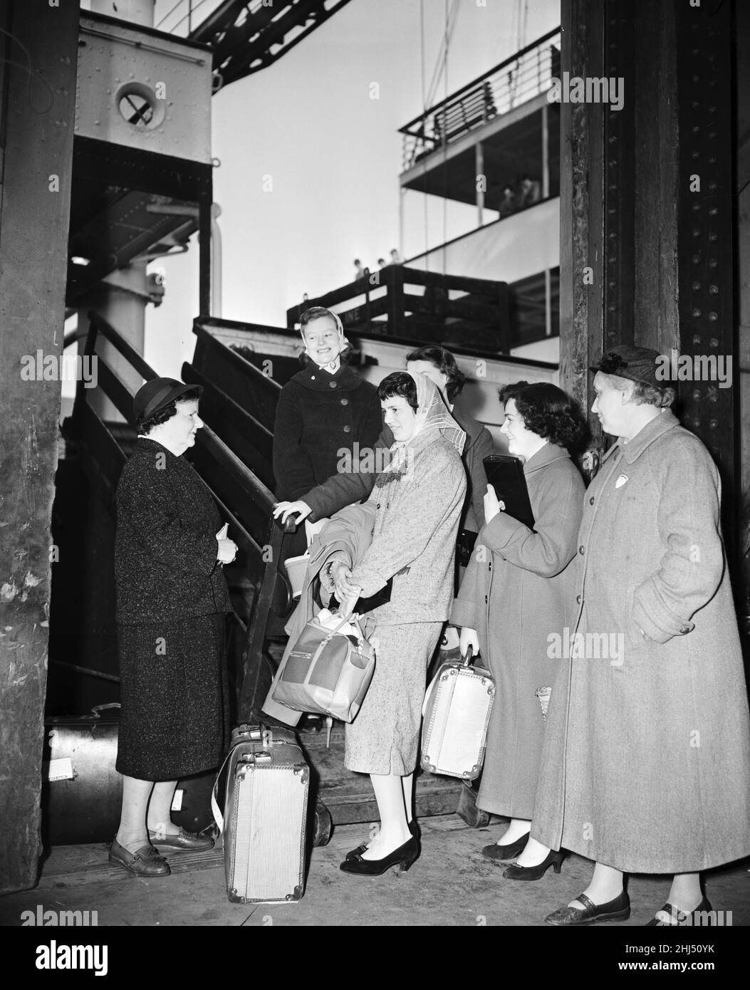 Beatrice Blyth, de la Liverpool vigilance Association, un groupe de femmes de ménage organisé pour combattre vice, photographiée en attendant sur les quais pour de nouvelles arrivées de Dublin et Belfast, mercredi 7th mai 1958.L'association s'occupe des filles irlandaises, dont beaucoup vivent leur premier séjour loin de chez elles.Si la jeune fille passe juste par Liverpool, les membres de l'association l'escortent jusqu'à la gare, en s'assurant qu'elle atteint sa destination sans que cela ne lui préoccupe.Si vous séjournez à Liverpool, les filles sont conseillées sur l'endroit où trouver des logements adaptés.Sur la photo, Beatrice Blyth (à gauche) et Jean MCL, membre à temps partiel Banque D'Images Beatrice Blyth, de la Liverpool vigilance Association, un groupe de femmes de ménage organisé pour combattre vice, photographiée en attendant sur les quais pour de nouvelles arrivées de Dublin et Belfast, mercredi 7th mai 1958.L'association s'occupe des filles irlandaises, dont beaucoup vivent leur premier séjour loin de chez elles.Si la jeune fille passe juste par Liverpool, les membres de l'association l'escortent jusqu'à la gare, en s'assurant qu'elle atteint sa destination sans que cela ne lui préoccupe.Si vous séjournez à Liverpool, les filles sont conseillées sur l'endroit où trouver des logements adaptés.Sur la photo, Beatrice Blyth (à gauche) et Jean MCL, membre à temps partiel Banque D'Images