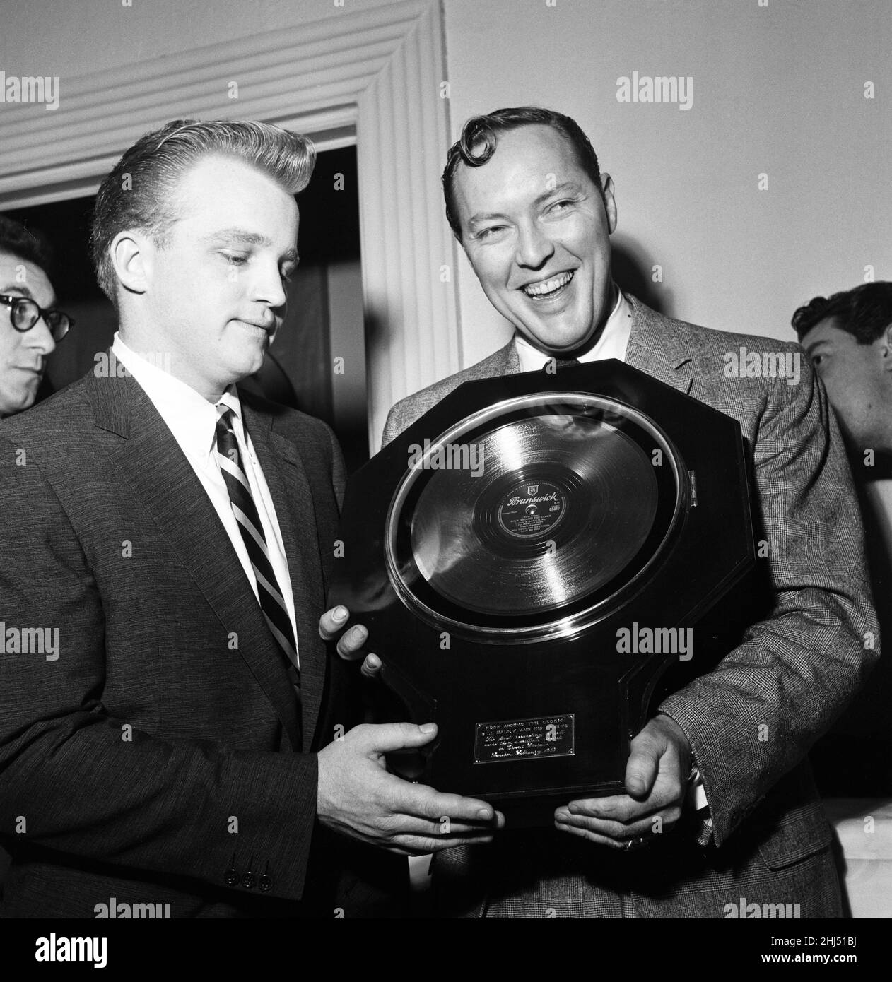 Rock 'n' Roller Bill Haley a vendu un million de disques de 'Rock Around the Clock' et à chlebarey IT Bill a été présenté avec un record d'or par sa compagnie de disques.4th mars 1957. Banque D'Images