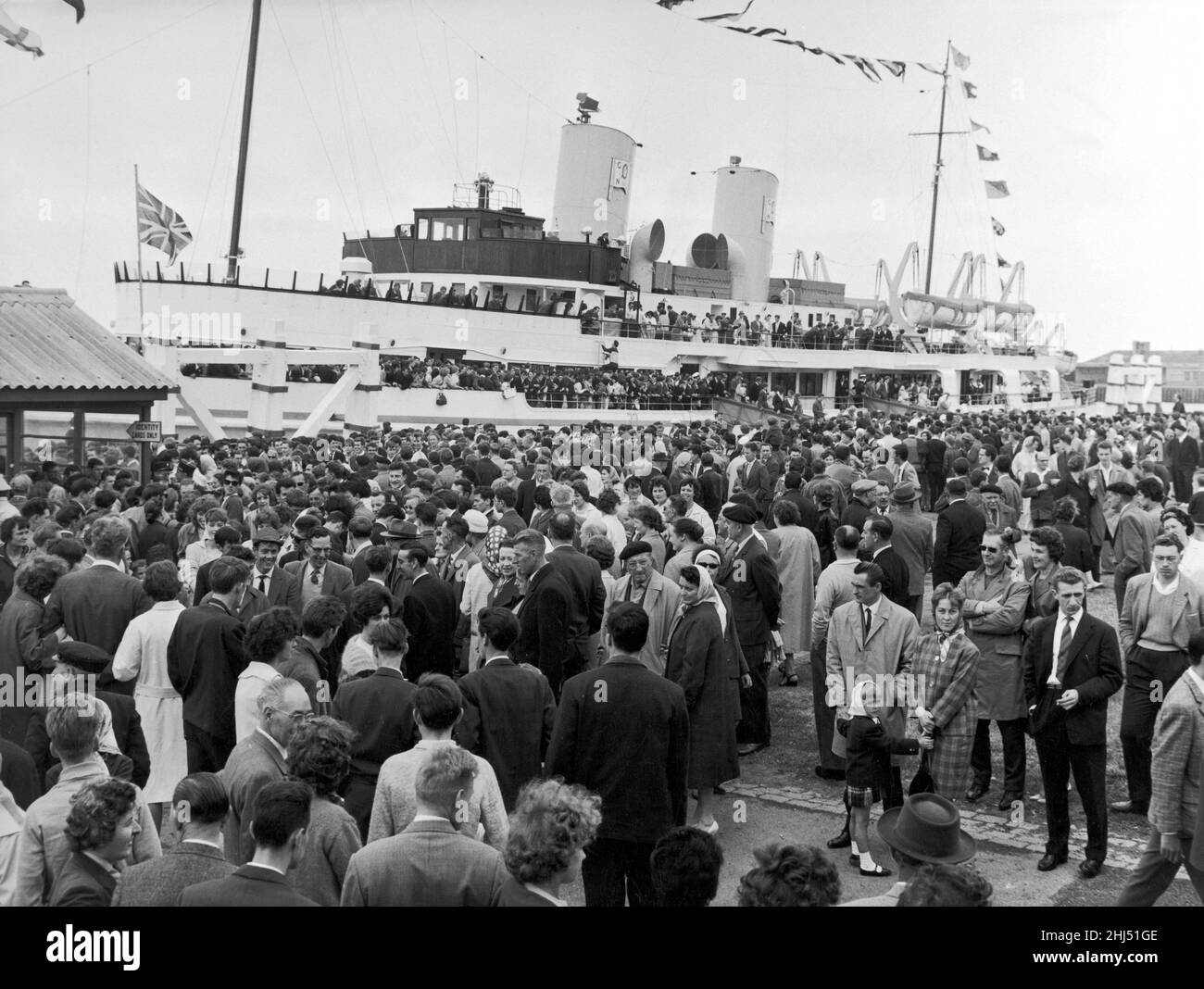 British Rock 'n' Rollers débarquant à Calais avec leur transport, le ferry transverse 'Royal Daffodil' en arrière-plan.19th juin 1961 Banque D'Images