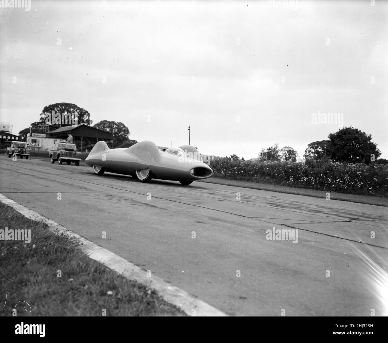 Donald Campbell prend Bluebird pour une course à Goodwood à Sussex, le 21st juillet 1960.Campbell espère établir un nouveau record de vitesse de plus de 400 km/h sur les Bonneville Salt Flats dans l'Utah, en Amérique, en septembre. Banque D'Images