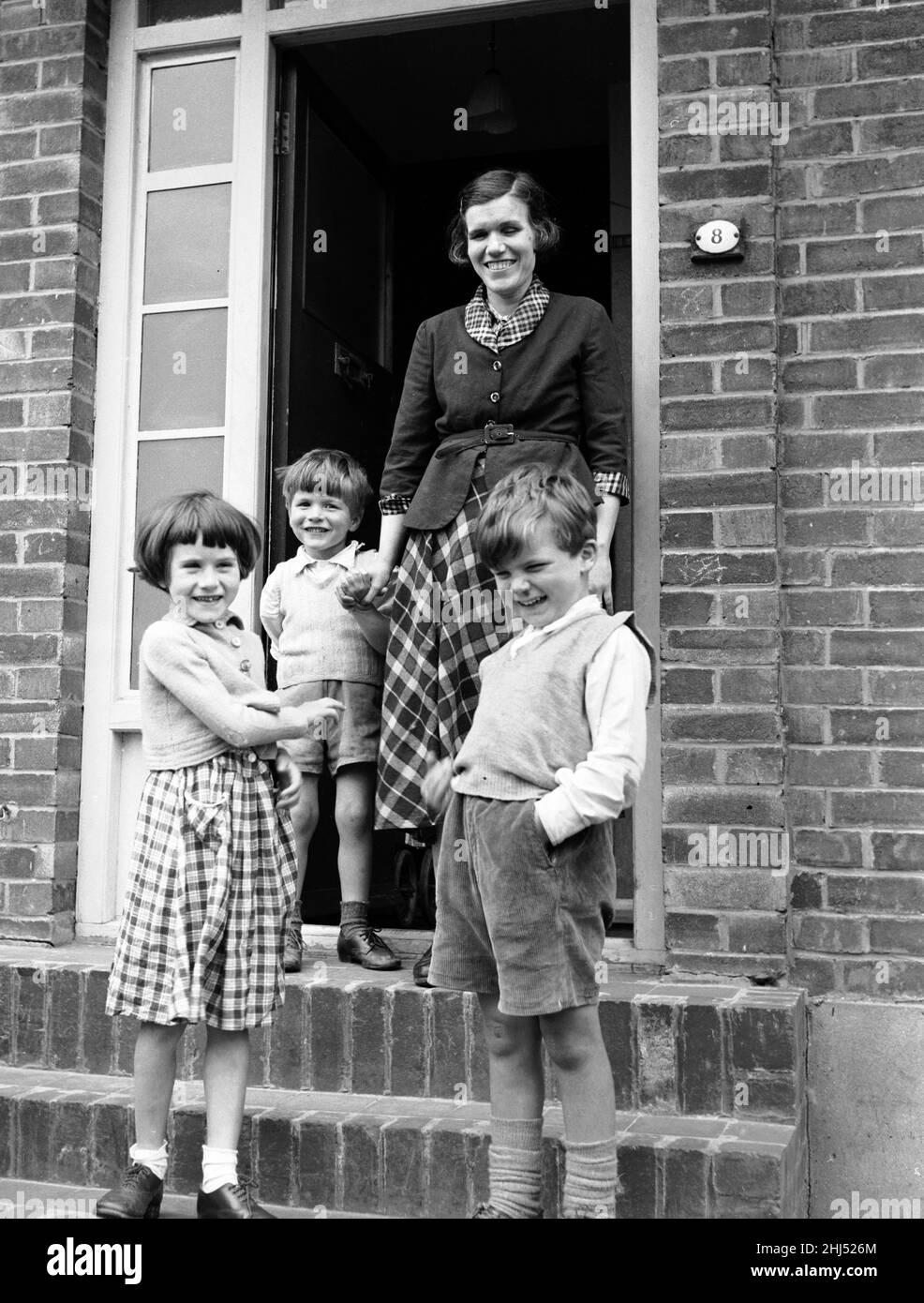 Les visages heureux de trois petits enfants - visages que leurs parents James et Brenda Nesbitt ne verront jamais comme les deux adultes sont aveugles.Notre photo montre; Brenda Nesbitt vu ici à l'extérieur de sa maison de Romford avec les enfants Audrey, Richard et Peter.21st mai 1957 J3191 Banque D'Images