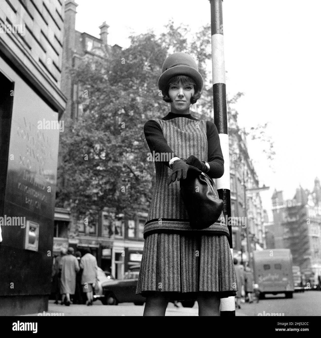 Mary Quant, couturier, debout près de son magasin de mode Bazar, dans la Brompton Road, Knightsbridge, Londres, SW1 photo prise le 14th octobre 1960 Banque D'Images