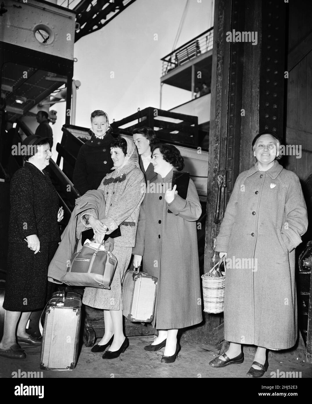 Beatrice Blyth, de la Liverpool vigilance Association, un groupe de femmes de ménage organisé pour combattre vice, photographiée en attendant sur les quais pour de nouvelles arrivées de Dublin et Belfast, mercredi 7th mai 1958.L'association s'occupe des filles irlandaises, dont beaucoup vivent leur premier séjour loin de chez elles.Si la jeune fille passe juste par Liverpool, les membres de l'association l'escortent jusqu'à la gare, en s'assurant qu'elle atteint sa destination sans que cela ne lui préoccupe.Si vous séjournez à Liverpool, les filles sont conseillées sur l'endroit où trouver des logements adaptés.Sur la photo, Beatrice Blyth (à gauche) et Jean MCL, membre à temps partiel Banque D'Images Beatrice Blyth, de la Liverpool vigilance Association, un groupe de femmes de ménage organisé pour combattre vice, photographiée en attendant sur les quais pour de nouvelles arrivées de Dublin et Belfast, mercredi 7th mai 1958.L'association s'occupe des filles irlandaises, dont beaucoup vivent leur premier séjour loin de chez elles.Si la jeune fille passe juste par Liverpool, les membres de l'association l'escortent jusqu'à la gare, en s'assurant qu'elle atteint sa destination sans que cela ne lui préoccupe.Si vous séjournez à Liverpool, les filles sont conseillées sur l'endroit où trouver des logements adaptés.Sur la photo, Beatrice Blyth (à gauche) et Jean MCL, membre à temps partiel Banque D'Images
