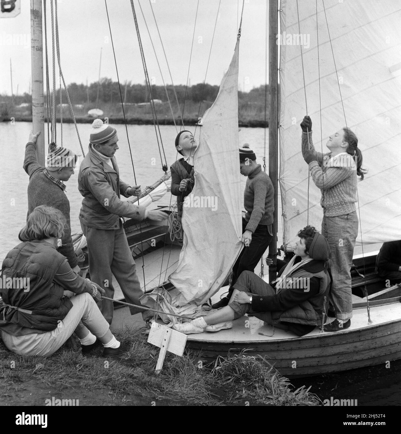 Élèves de Clarendon Secondary Modern School, South Oxhey, Watford, Hertfordshire, prenant un cours de voile et de matelots sur les Norfolk Broads pendant les vacances scolaires.Les enfants âgés de 12 ans et plus passent une semaine sous toile et peuvent passer les jours à recevoir des instructions sur les bateaux à voile de différentes tailles.Ils sont sous l'instruction de Allen Standley, maître d'artisanat de 28 ans, et Yvonne Chapman, enseignante de mathématiques et d'anglais de 21 ans.28th avril 1957. Banque D'Images