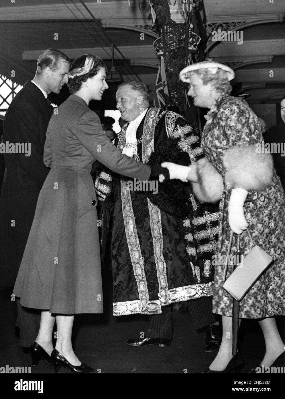 La reine Elizabeth II et le prince Philip visitent Coventry.Le Maire de Coventry et la Mayoresse, Alderman et Mme T. H Dewis disent Au revoir à la Reine et au Duc d'Édimbourg sur la plate-forme de la gare de Coventry.23rd mars 1956. Banque D'Images