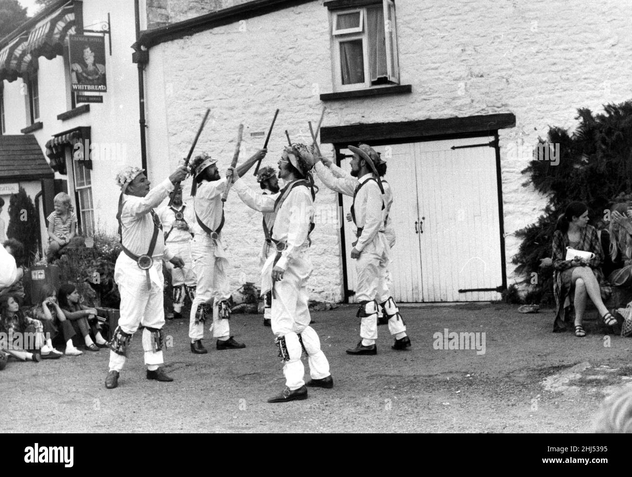 Morris Dancers performing le George Inn à St Briavels au cours de la forêt de Dean Morris Festival à St Briavels dans le Gloucestershire, Banque D'Images