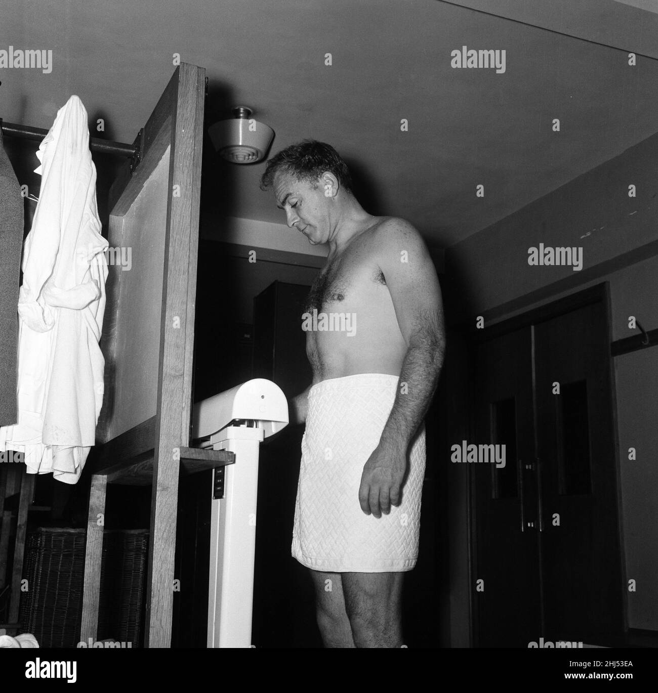 L'équipe de football espagnole s'entraîne au stade du Club de la Banque d'Angleterre à Roehampton.Les hommes ont encerclé le sol plusieurs fois en faisant ce qui est appelé «formation libre».En photo, Alfredo Di Stefano ayant un poids après la session de formation.25th octobre 1960. Banque D'Images