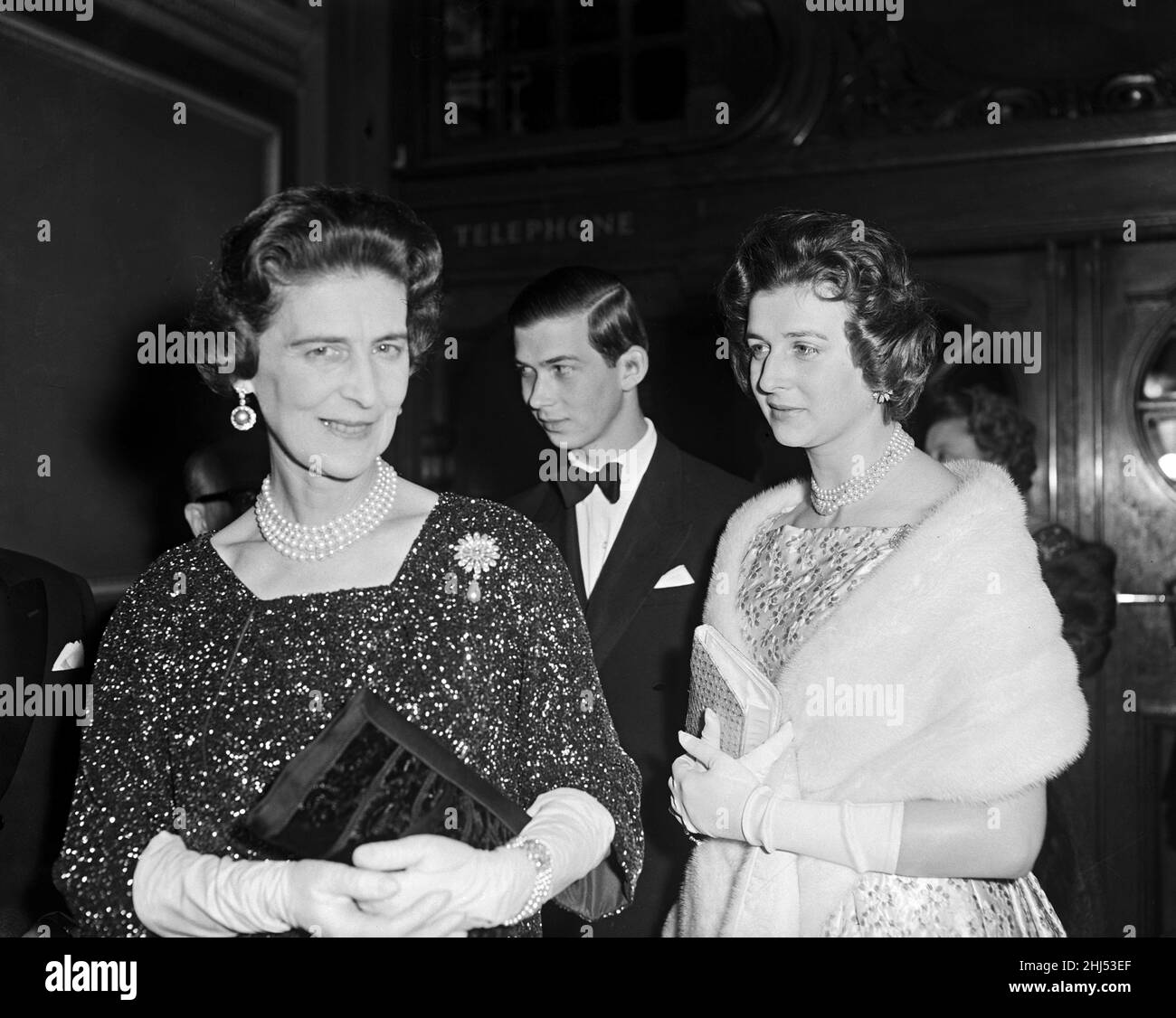 Princess Marina, duchesse de Kent assiste à une représentation de charité de 'la Fella la plus heureuse' au Colisée.Elle est photographiée avec deux de ses enfants, la princesse Alexandra de Kent et le prince Michael de Kent.20th avril 1960. Banque D'Images