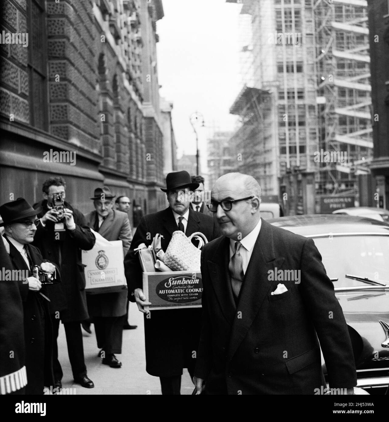 Le Portland Spy Ring.Le surintendant George Smith de la branche spéciale, responsable de l'affaire SPY, arrivant avec un détective tenant des expositions dans le cas de trois hommes et deux femmes sur l'accusation de bague d'espionnage.Le Portland Spy Ring, est un réseau d'espionnage soviétique qui a fonctionné en Angleterre de la fin de 1950s à 1961 quand le noyau du réseau a été arrêté par les services de sécurité britanniques.13th mars 1961. Banque D'Images