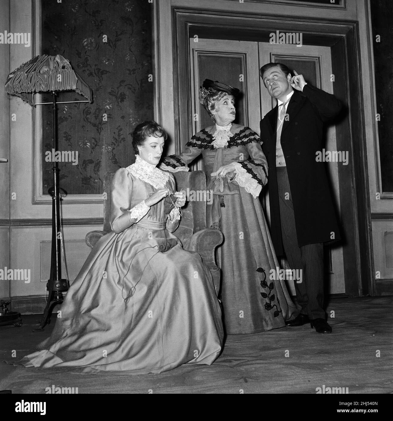 La Old Vic Company joue « ce que chaque femme sait ».Maggie Smith en tant que Maggie Wylie, Fay Compton en tant que Comtesse de la Briere et Donald Houston en tant que John Shand.12th avril 1960. Banque D'Images