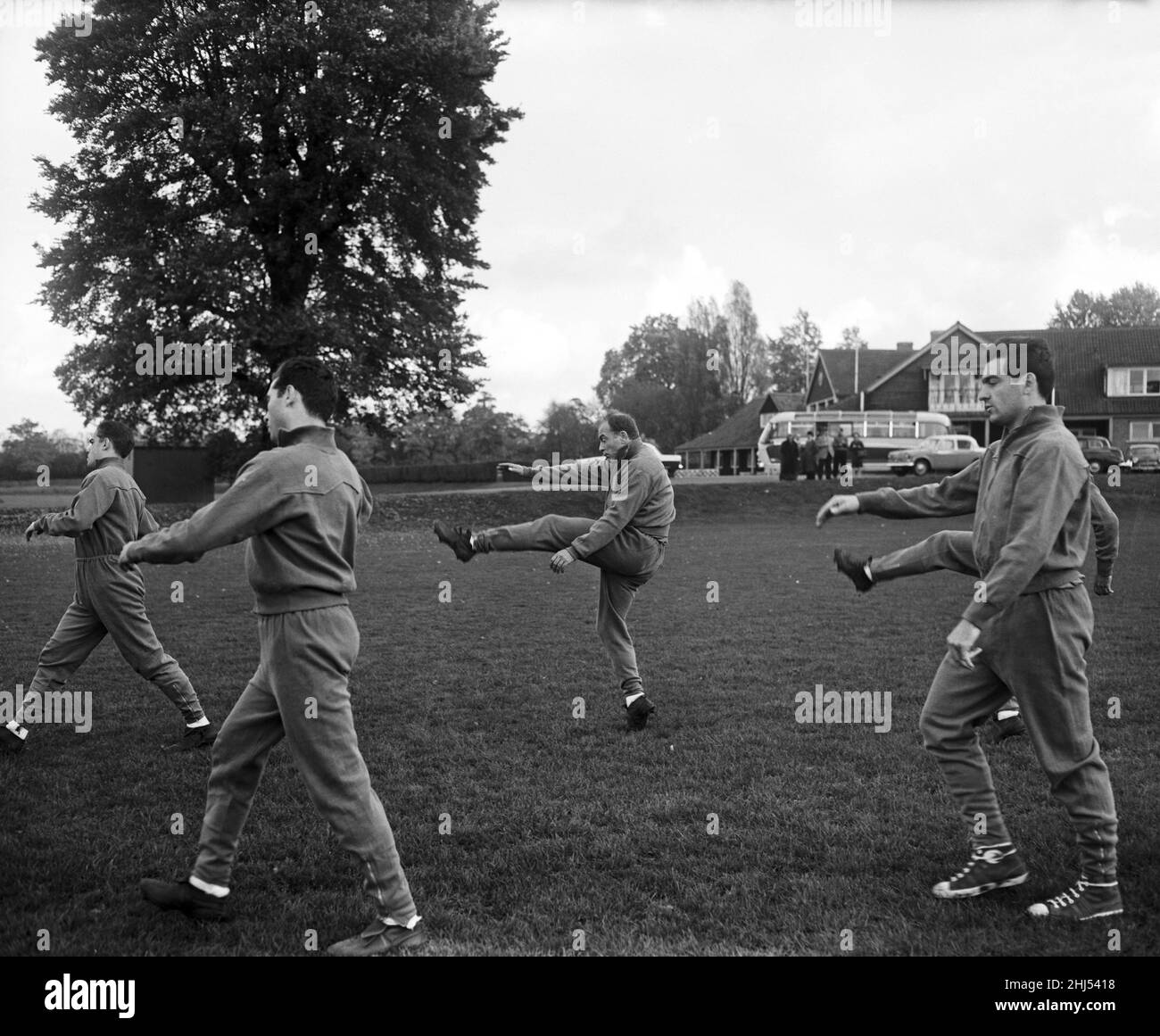 L'équipe de football espagnole s'entraîne au stade du Club de la Banque d'Angleterre à Roehampton.Les hommes ont encerclé le sol plusieurs fois en faisant ce qui est appelé «formation libre».En photo, l'entraînement des Espagnols, avec Alfredo Di Stefano kicking le plus haut.25th octobre 1960. Banque D'Images