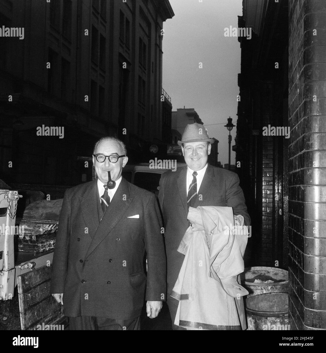 Le surintendant George Smith (à gauche), de la branche spéciale de Scotland Yard, est photographié avec le sergent Leonard Burt, de la police de Dorset.Assister au procès de l'anneau de Spy de Portland, qui était un anneau d'espionnage soviétique qui a fonctionné en Angleterre de la fin de 1950s à 1961 quand le noyau du réseau a été arrêté par les services de sécurité britanniques.8th février 1961. Banque D'Images