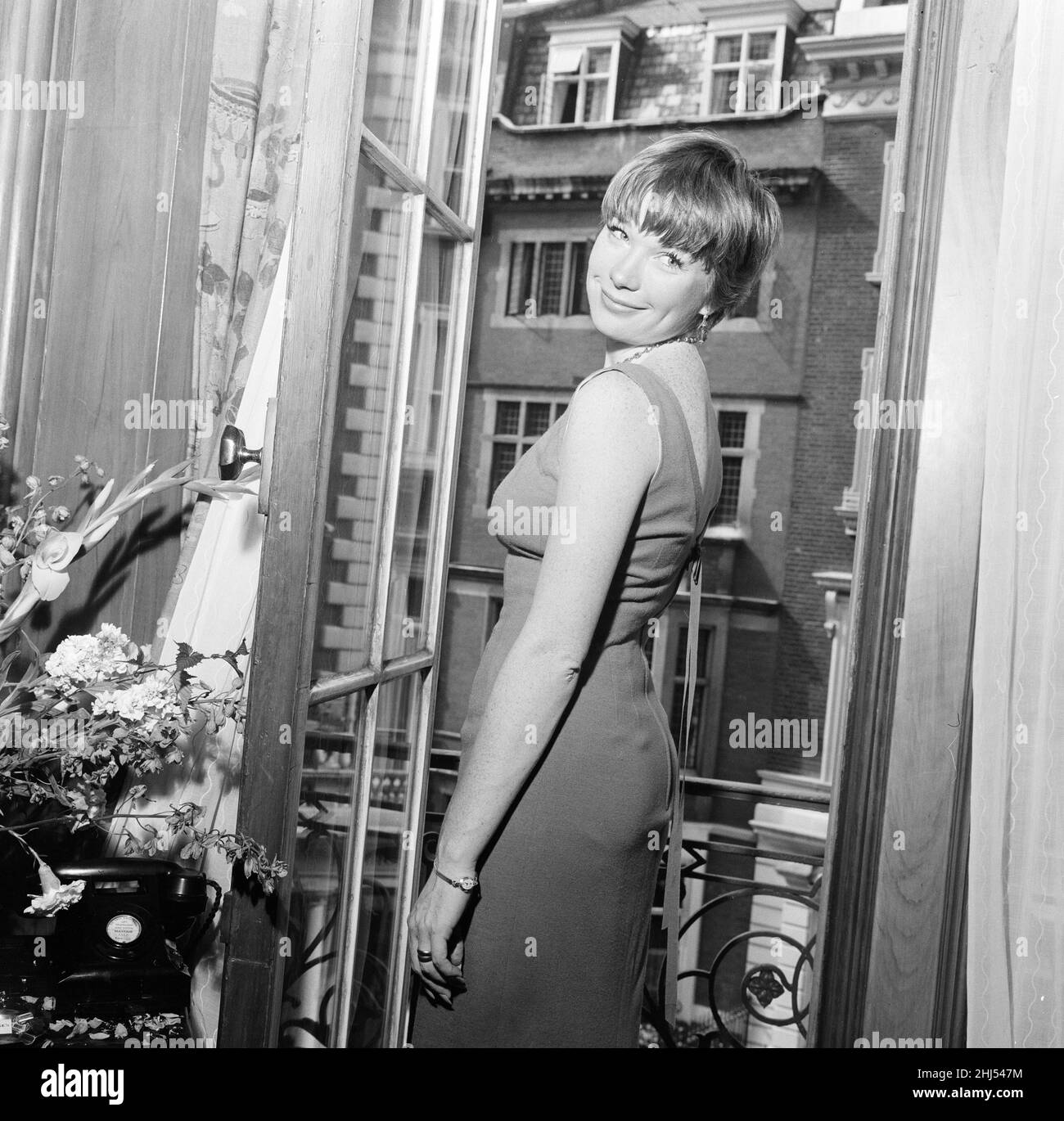 Shirley MacLaine, photographiée dans sa chambre à l'hôtel Claridge à Londres, le 21st août 1960. Banque D'Images