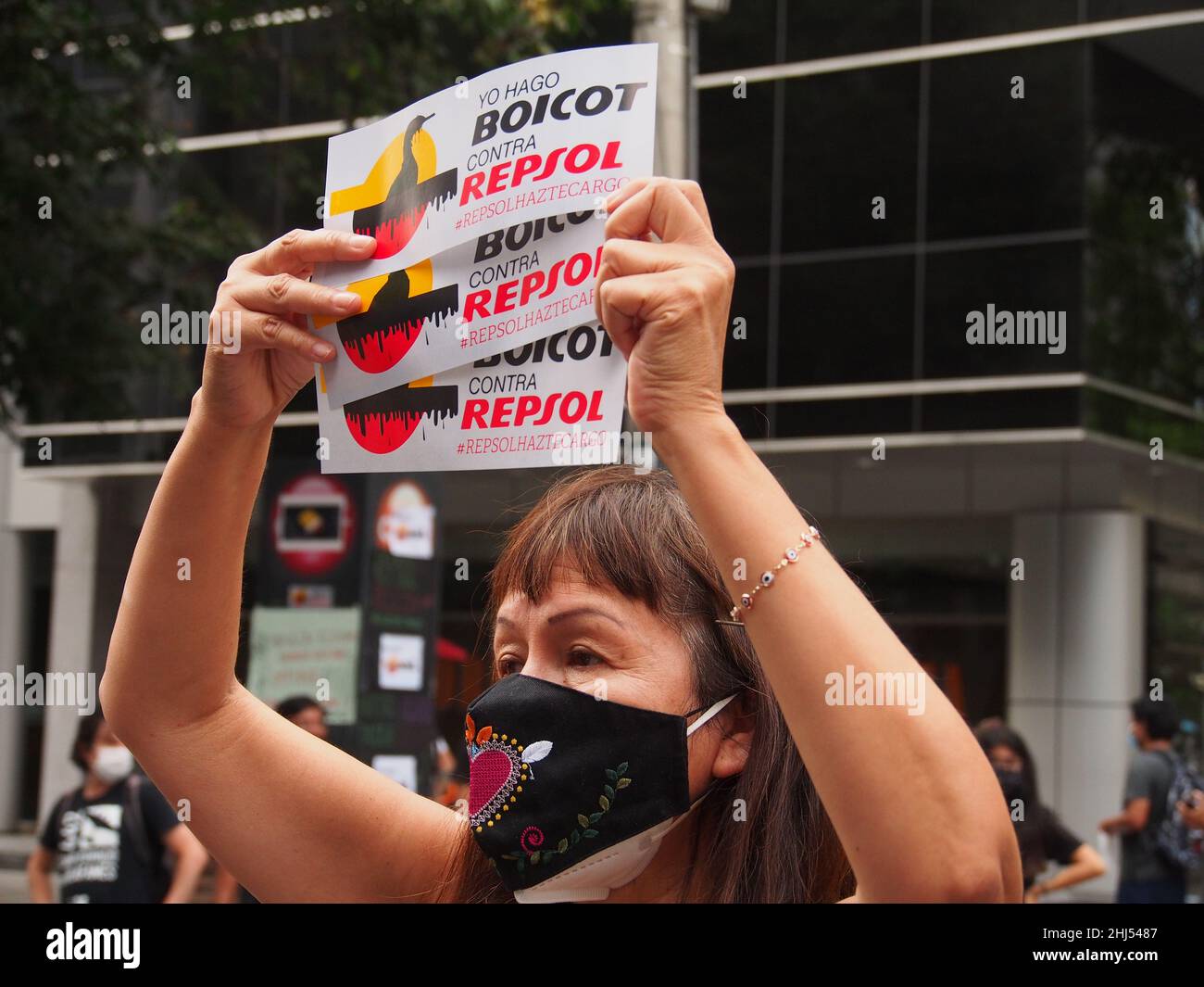 Lima, Pérou.26th janvier 2022."Boycott Against Repsol" peut être lu sur un dépliant quand des dizaines de manifestants se rassemblent encore une fois devant les bureaux de Repsol au Pérou pour protester contre la récente marée noire qui a causé une catastrophe écologique sur les côtes de Lima et El Callao.Le 15 janvier, plus de 6 000 000 barils de pétrole ont été déversés dans la mer à la raffinerie de la Pampilla exploitée par Repsol, une compagnie pétrolière espagnole, qui a produit l'une des plus grandes catastrophes écologiques du Pérou.Credit: Agence de presse Fotoholica/Alamy Live News Banque D'Images