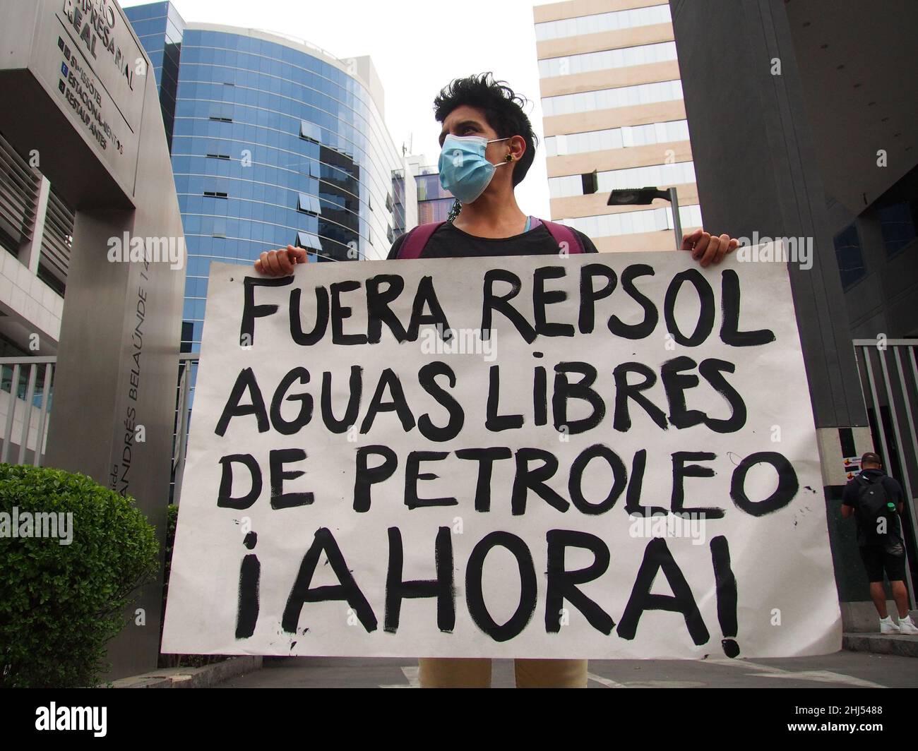 Lima, Pérou.26th janvier 2022.On peut lire sur une bannière « Repsol sort, les eaux exemptes de pétrole maintenant » lorsque des dizaines de manifestants se rassemblent une fois de plus devant les bureaux de Repsol au Pérou pour protester contre la récente marée noire qui a causé une catastrophe écologique sur les côtes de Lima et El Callao.Le 15 janvier, plus de 6 000 000 barils de pétrole ont été déversés dans la mer à la raffinerie de la Pampilla exploitée par Repsol, une compagnie pétrolière espagnole, qui a produit l'une des plus grandes catastrophes écologiques du Pérou.Credit: Agence de presse Fotoholica/Alamy Live News Banque D'Images