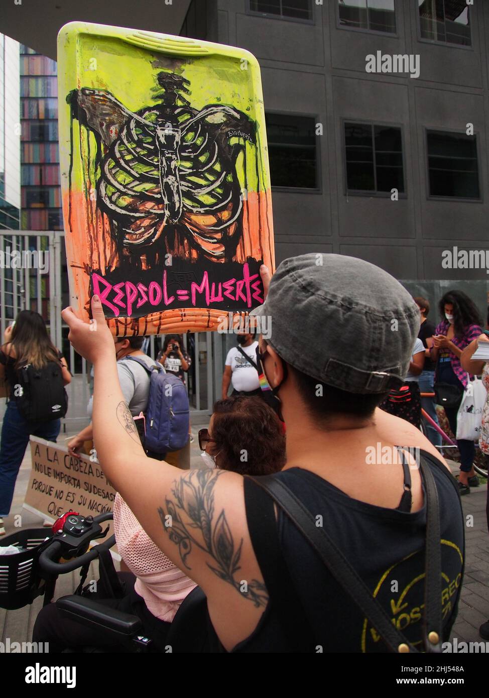 Lima, Pérou.26th janvier 2022.« Repsol = mort » peut être lu sur une bannière lorsque des dizaines de manifestants se rassemblent une fois de plus devant les bureaux de Repsol au Pérou pour protester contre la récente marée noire qui a causé une catastrophe écologique sur les côtes de Lima et El Callao.Le 15 janvier, plus de 6 000 000 barils de pétrole ont été déversés dans la mer à la raffinerie de la Pampilla exploitée par Repsol, une compagnie pétrolière espagnole, qui a produit l'une des plus grandes catastrophes écologiques du Pérou.Credit: Agence de presse Fotoholica/Alamy Live News Banque D'Images