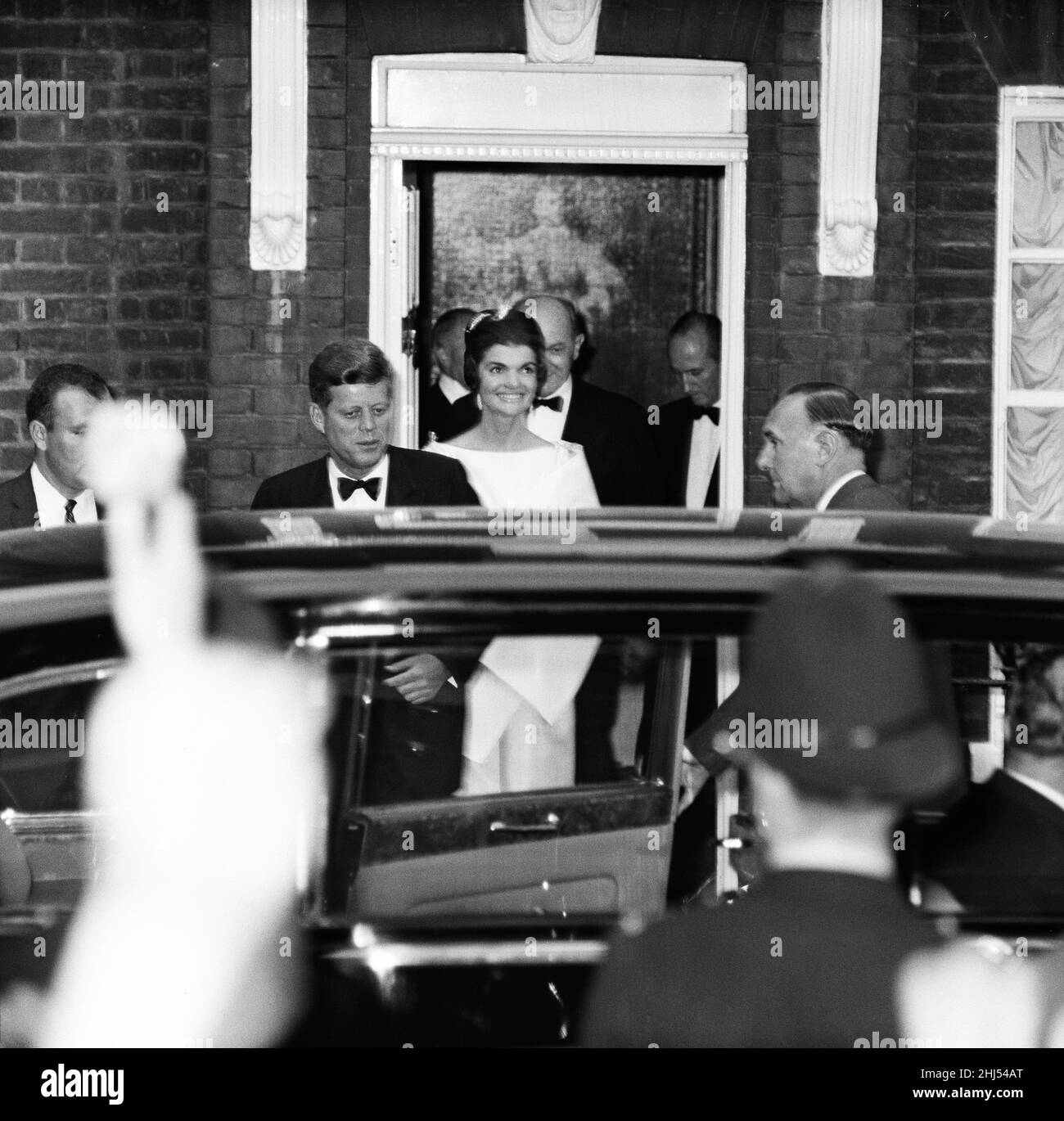 Deuxième jour de la visite privée à Londres du président américain John F. Kennedy et de la première dame Jacqueline Kennedy pour la cérémonie de baptême de leur nièce Anna Christina Radziwill, tenue à l'abbaye de Westminster.alors le président et sa femme quittent la maison de Londres de la princesse Lee Radziwill, la sœur de Jackie Kennedy,Pour un dîner en son honneur, offert par la reine Elizabeth II au palais de Buckingham dans la soirée.Photo prise le 5th juin 1961. Banque D'Images