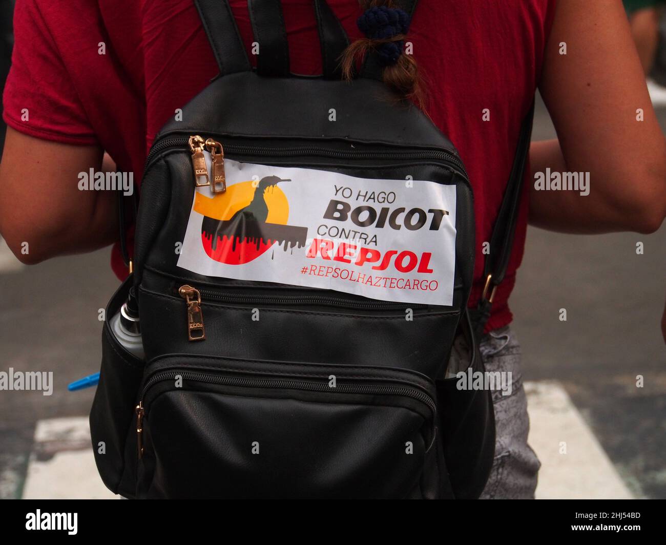 Lima, Pérou.26th janvier 2022.Le « boycott contre Repsol » peut être lu sur un autocollant lorsque des dizaines de manifestants se rassemblent une fois de plus devant les bureaux de Repsol au Pérou pour protester contre le récent déversement de pétrole qui a causé une catastrophe écologique sur les côtes de Lima et El Callao.Le 15 janvier, plus de 6 000 000 barils de pétrole ont été déversés dans la mer à la raffinerie de la Pampilla exploitée par Repsol, une compagnie pétrolière espagnole, qui a produit l'une des plus grandes catastrophes écologiques du Pérou.Credit: Agence de presse Fotoholica/Alamy Live News Banque D'Images
