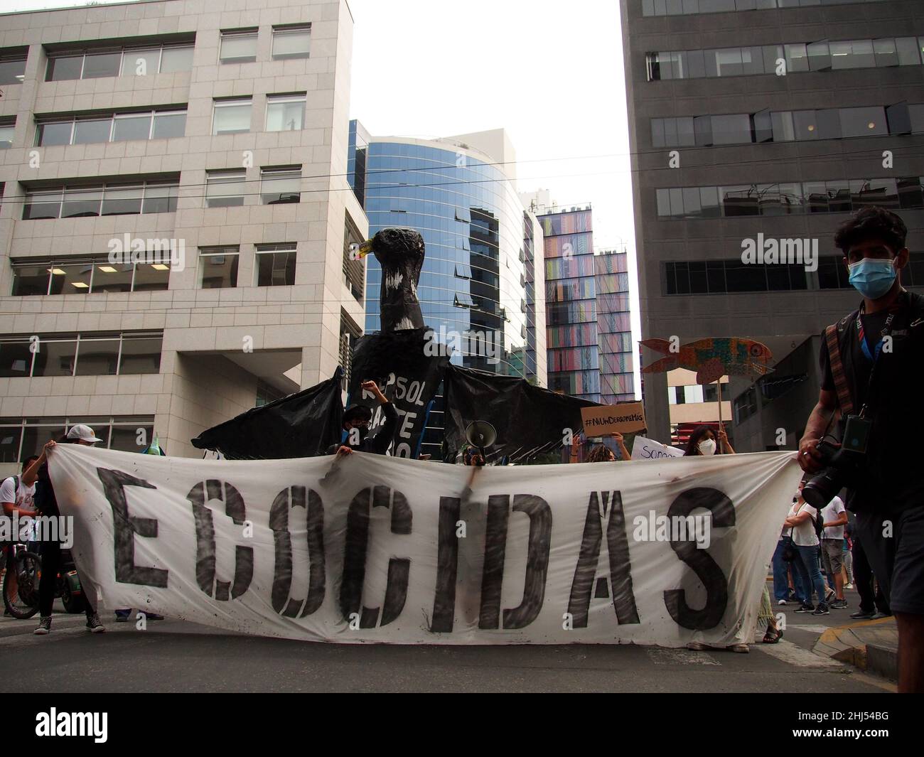 Lima, Pérou.26th janvier 2022.« Ecocides » peut être lu sur une grande bannière devant le quartier général de Repsol lorsque des dizaines de manifestants se rassemblent une fois de plus devant les bureaux de Repsol au Pérou pour protester contre le récent déversement de pétrole qui a causé une catastrophe écologique sur les côtes de Lima et ElCallao.Le 15 janvier, plus de 6 000 000 barils de pétrole ont été déversés dans la mer à la raffinerie de la Pampilla exploitée par Repsol, une compagnie pétrolière espagnole, qui a produit l'une des plus grandes catastrophes écologiques du Pérou.Credit: Agence de presse Fotoholica/Alamy Live News Banque D'Images