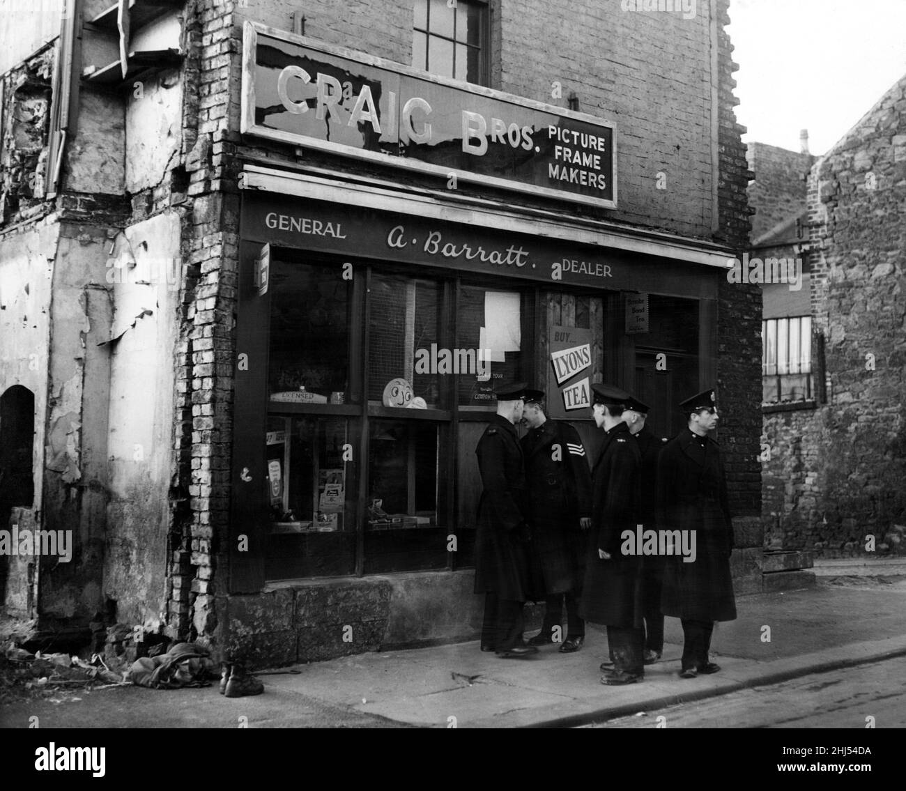 Dans la nuit du 26th février 1959, Mme Amy Browell, une shopkeeper de 71 ans, a été assassinée, ses locaux ont également été mis à sac et la caisse vidée.Police en service à l'extérieur du magasin de la rue Churchill.26th février 1959. Banque D'Images