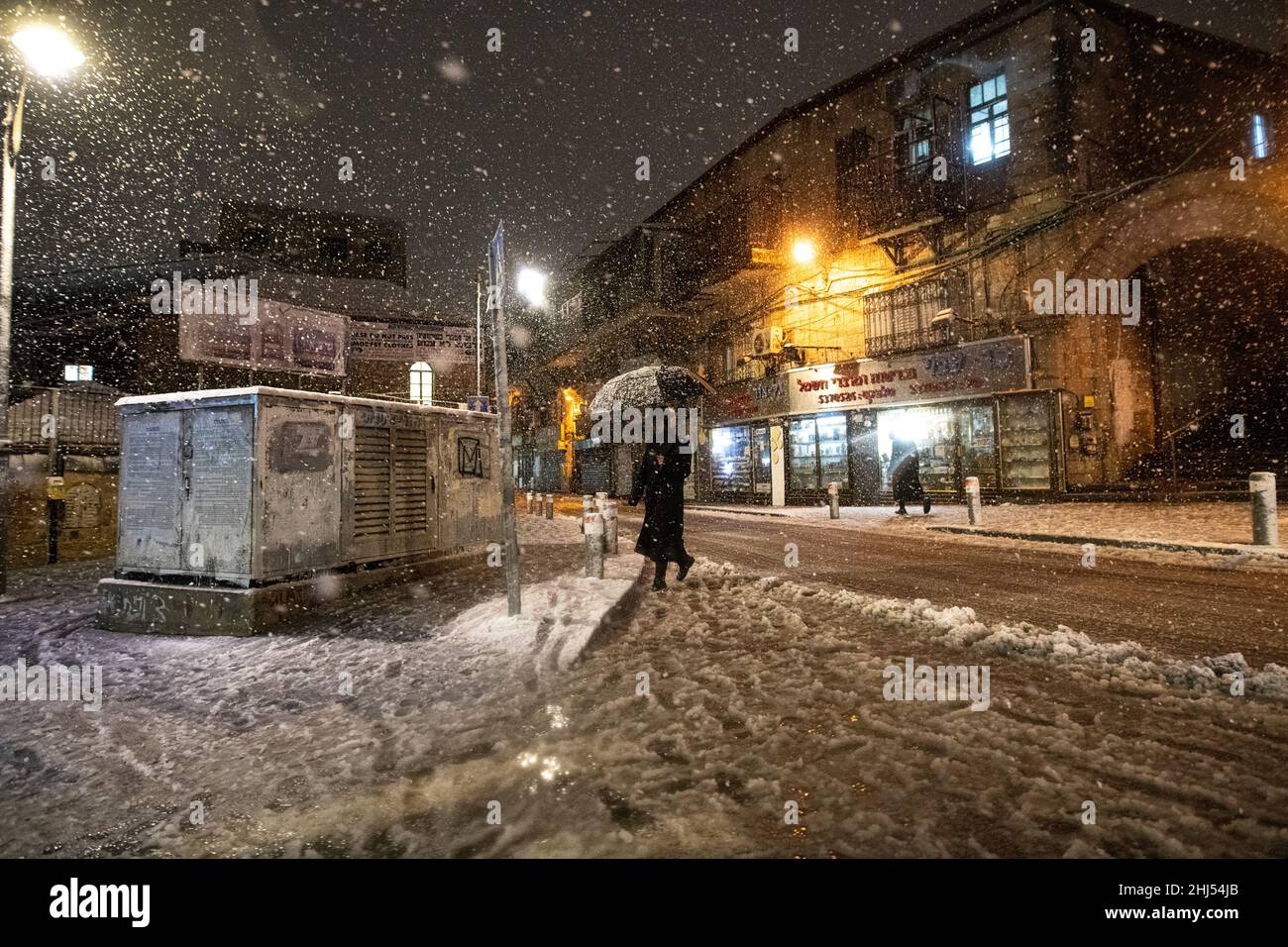 Jérusalem, Israël.26th janvier 2022.Neige à Jérusalem.Neige dans le quartier juif orthodoxe de MEA He'arim.Jérusalem, Israël.Janvier 26th 2022.(Photo de Matan Golan/Sipa USA) crédit: Matan Golan/Alay Live News Banque D'Images