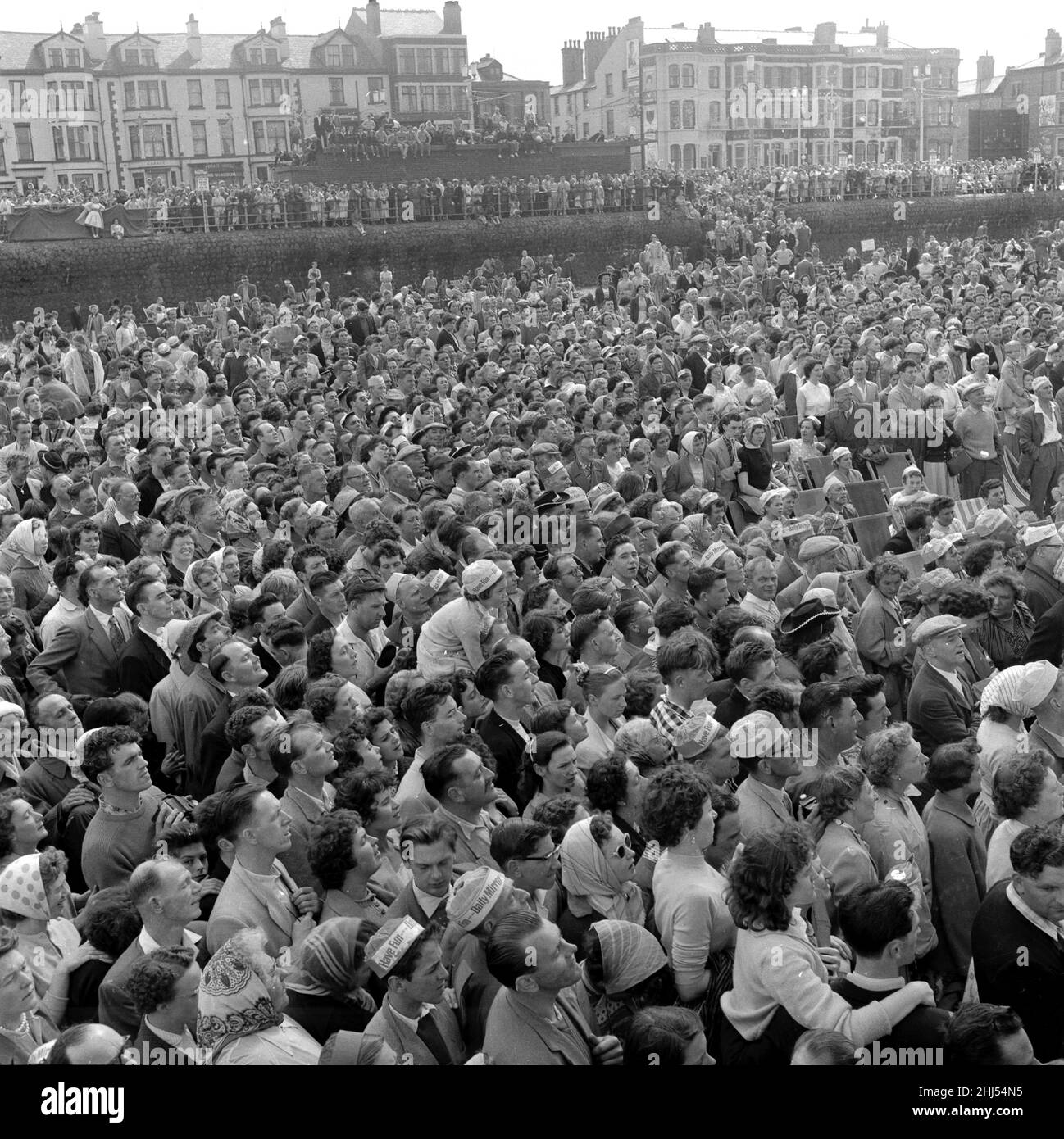 Des foules de vacanciers à la plage et sur le front de mer à Blackpool.5th août 1958. Banque D'Images