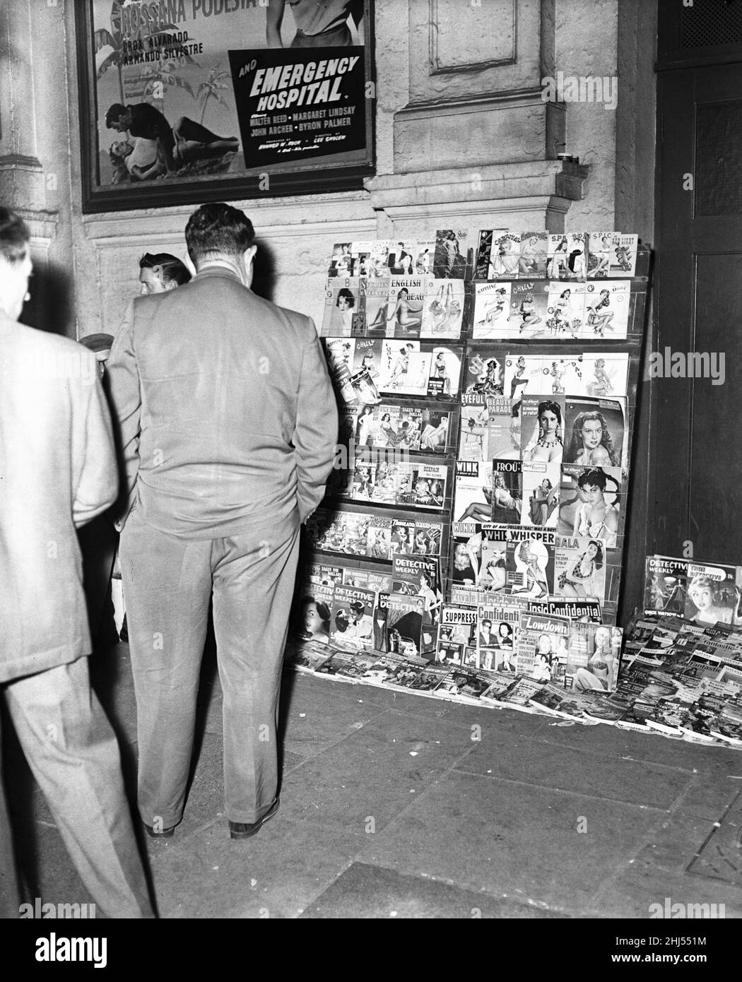 Street Vendor vendant des magazines de contenu pour adultes à West London, le 9th mai 1956.Les magazines en vente comprennent les titres suivants : Wink, Whisper, Detective Weekly, Confidentiel,Le Lowdown, Kippling, Chally, Red Light et Eyeful. Banque D'Images