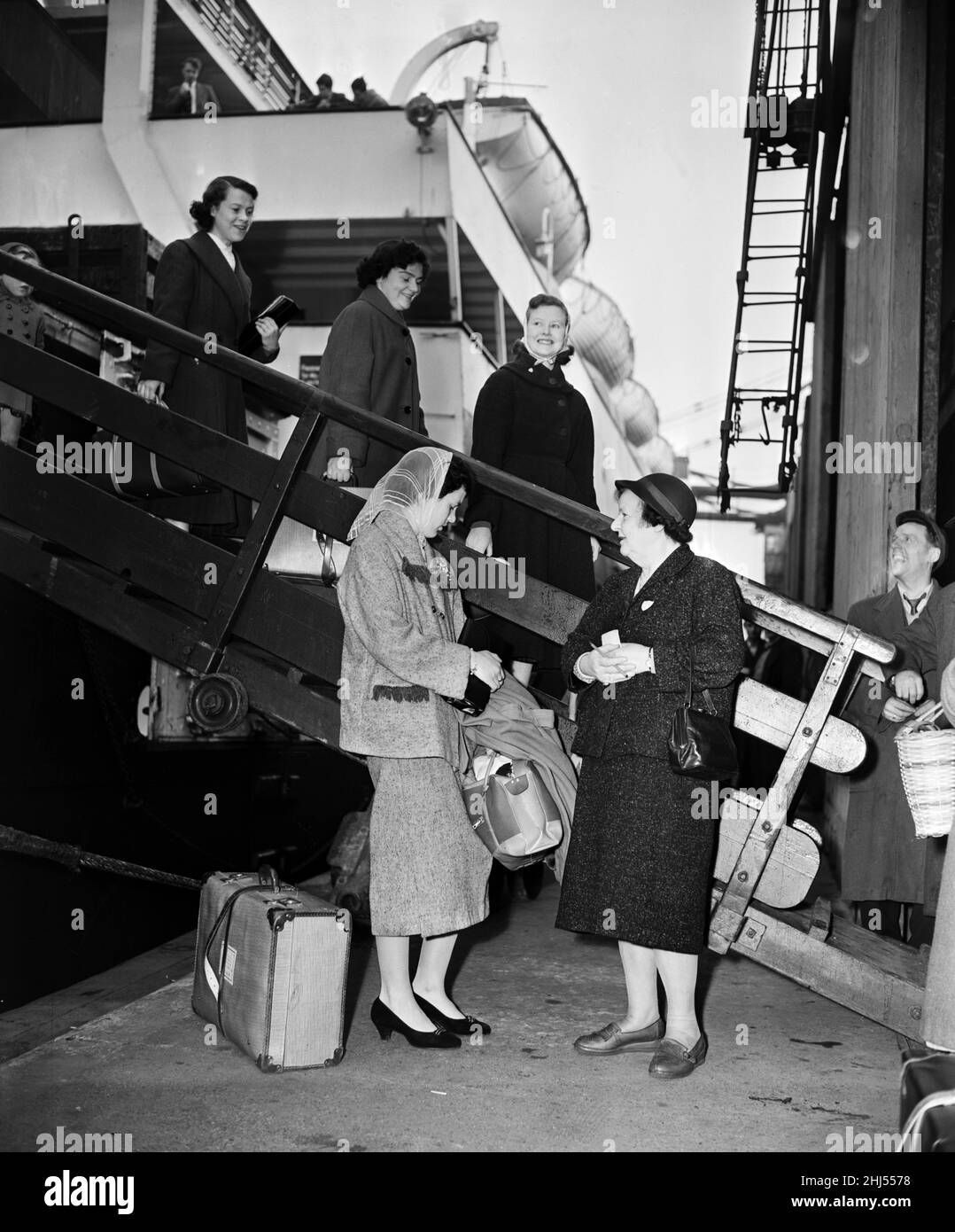 Beatrice Blyth, de la Liverpool vigilance Association, un groupe de femmes de ménage organisé pour combattre vice, photographiée en attendant sur les quais pour de nouvelles arrivées de Dublin et Belfast, mercredi 7th mai 1958.L'association s'occupe des filles irlandaises, dont beaucoup vivent leur premier séjour loin de chez elles.Si la jeune fille passe juste par Liverpool, les membres de l'association l'escortent jusqu'à la gare, en s'assurant qu'elle atteint sa destination sans que cela ne lui préoccupe.Si vous séjournez à Liverpool, les filles sont conseillées sur l'endroit où trouver des logements adaptés.Sur la photo, Beatrice Blyth (à droite) rencontre Ann Hughes (18), Noree Banque D'Images Beatrice Blyth, de la Liverpool vigilance Association, un groupe de femmes de ménage organisé pour combattre vice, photographiée en attendant sur les quais pour de nouvelles arrivées de Dublin et Belfast, mercredi 7th mai 1958.L'association s'occupe des filles irlandaises, dont beaucoup vivent leur premier séjour loin de chez elles.Si la jeune fille passe juste par Liverpool, les membres de l'association l'escortent jusqu'à la gare, en s'assurant qu'elle atteint sa destination sans que cela ne lui préoccupe.Si vous séjournez à Liverpool, les filles sont conseillées sur l'endroit où trouver des logements adaptés.Sur la photo, Beatrice Blyth (à droite) rencontre Ann Hughes (18), Noree Banque D'Images