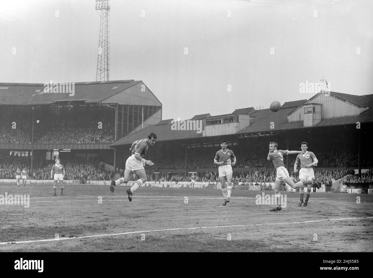English League Division un match à Stamford Bridge.Chelsea 4 contre Nottingham Forest 3.Jimmy Greaves, de Chelsea, marque son premier but du match avec une affiche supérieure à l'image des défenseurs de la forêt.Greaves a marqué quatre buts lors de son match final pour le club.29th avril 1961. Banque D'Images