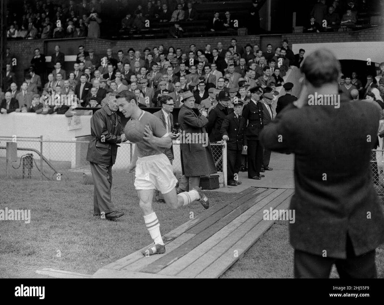 English League Division un match à Stamford Bridge.Chelsea 4 v Nottingham Forest 3.Jimmy Greaves de Chelsea est acclamé sur le terrain par les fans avant de prendre part à son dernier match pour le club.Greaves a marqué quatre buts dans le match.29th avril 1961. Banque D'Images