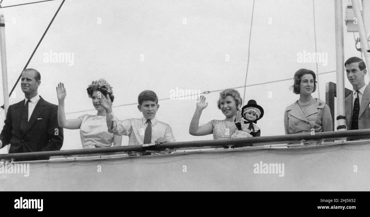 La reine Elizabeth II photographiée au cours d'une visite de deux jours à Cardiff, pays de Galles, samedi 6th août 1960.Dehors les spectacles d'image ...La Reine, duc d'Édimbourg, le prince Charles, la princesse Anne, tient toujours sa poupée galloise, la princesse Alexandra et le prince Michael, sur le yacht royal alors qu'il navigue dans la Manche. Banque D'Images