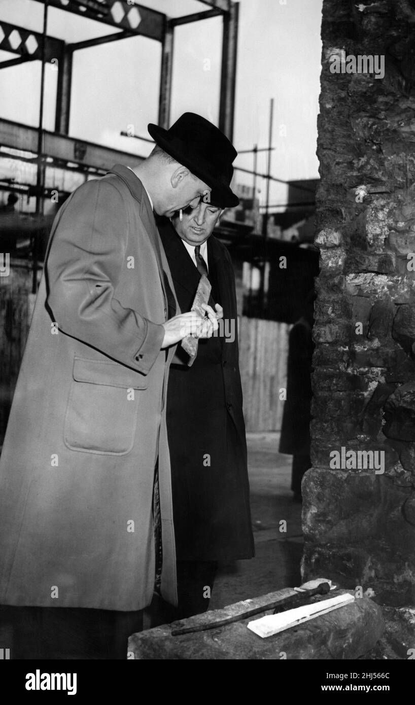 Dans la nuit du 26th février 1959, Mme Amy Browell, une shopkeeper de 71 ans, a été assassinée, ses locaux ont également été mis à sac et la caisse vidée.L'inspecteur détective J Angus (à gauche) de Newcastle CID et le surintendant détective J Kennedy de la cour d'Écosse examinent des indices près de la scène du meurtre.À leurs pieds se trouve une barre de fer, considérée comme une arme de meurtre possible.27th février 1959. Banque D'Images