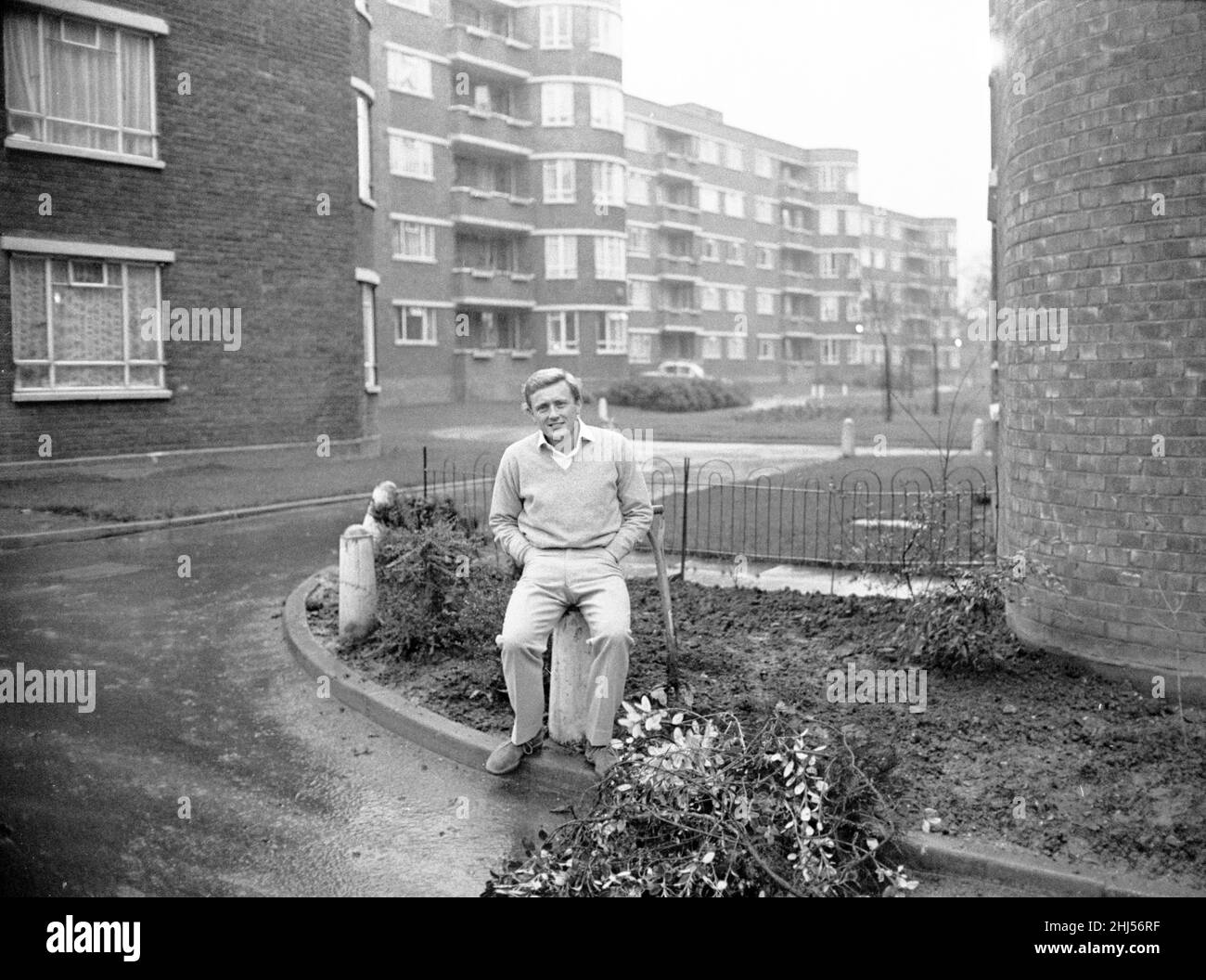 Le chanteur et acteur britannique Gary Miller vu ici en dehors de son appartement de conseil.24th novembre 1960. Banque D'Images