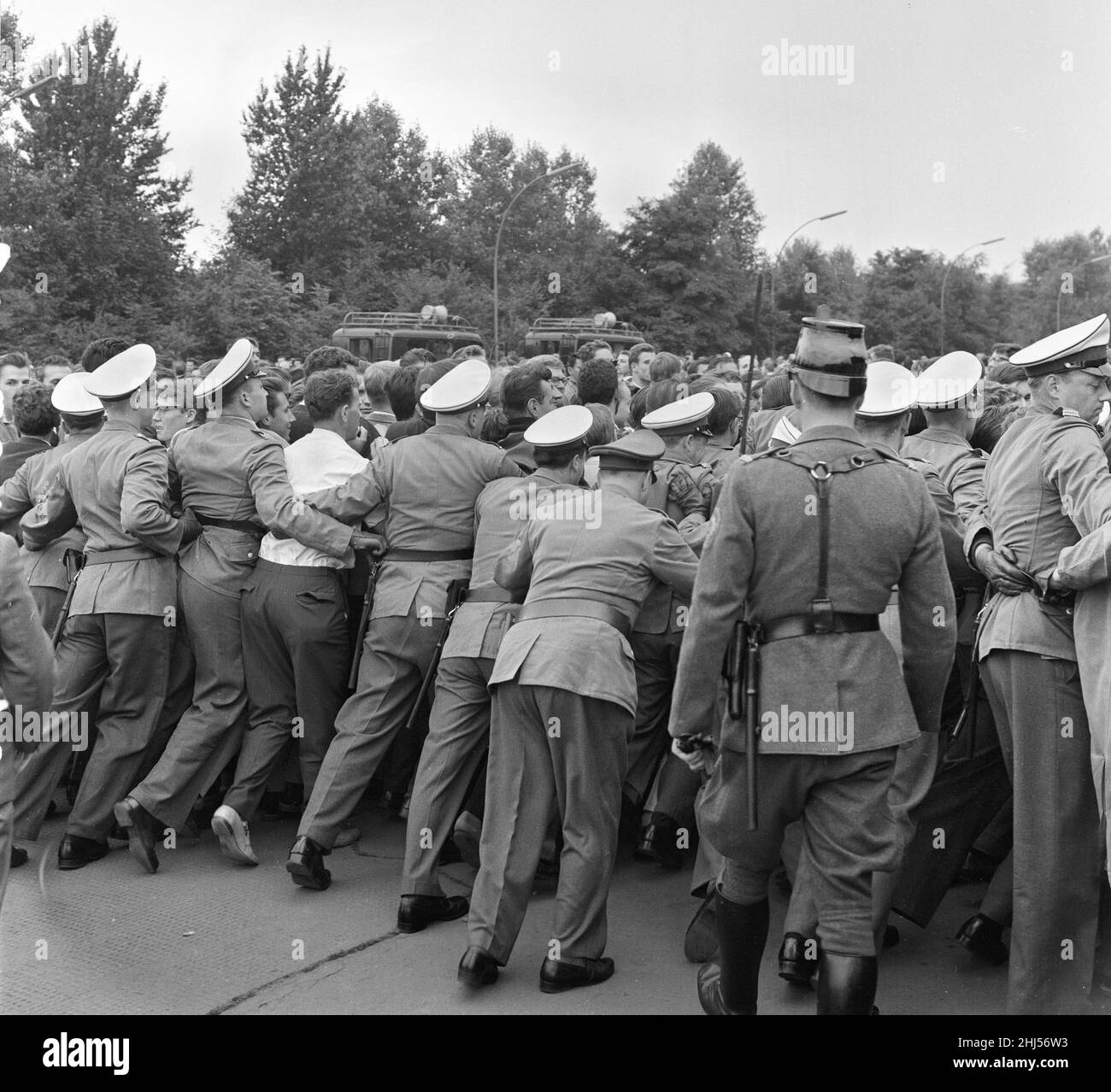 Début de la construction du mur de Berlin.a minuit le 13th août, la police et les unités de l'armée est-allemande ont commencé à fermer la frontière et, le dimanche matin 13 août, la frontière avec Berlin-Ouest a été fermée.La photo prise trois jours après les spectacles : les forces de police de Berlin-Ouest attirent d'énormes foules dans les rues près du mémorial de la guerre soviétique lors de manifestations contre la division de la ville.16th août 1961. Banque D'Images