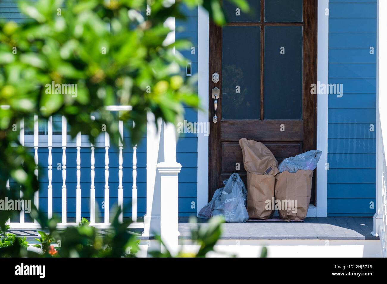 LA NOUVELLE-ORLÉANS, LA - 7 MAI 2020 : livraison d'articles d'épicerie à la porte lors de la pandémie du virus Corona dans le quartier de Gentilly, à la Nouvelle-Orléans, Louisiane, États-Unis Banque D'Images