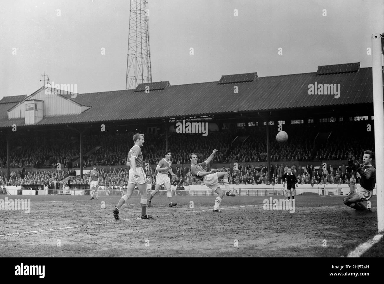 English League Division un match à Stamford Bridge.Chelsea 4 v Nottingham Forest 3.Le deuxième but de Jimmy Greaves passe devant le gardien de forêt Peter Grummitt.Greaves a marqué quatre buts lors de son match final pour le club.29th avril 1961. Banque D'Images