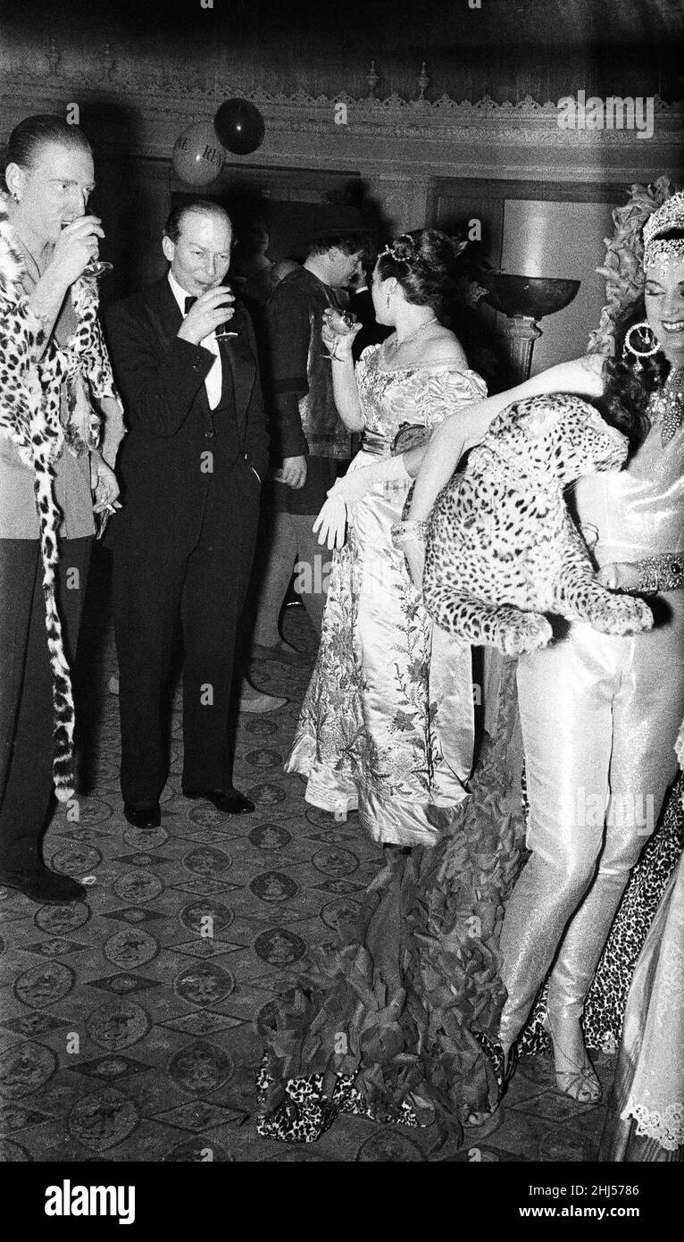 Le bal de l'Opéra à l'hôtel Dorchester février 1960.*** Légende locale *** l'honorable George Lascelles avant 1929Viscount Lascelles entre 1929 et 1947 Marion Stein George Henry Hubert Lascelles, 7th comte de Harewood Banque D'Images