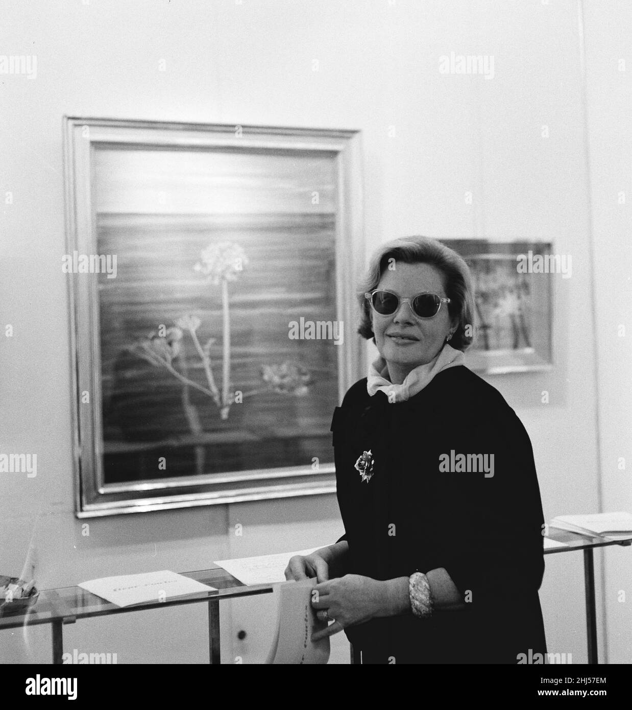 Fleur Cowles était écrivain, rédactrice, peintre et surtout une hôtesse de la société photographiée dans sa marque de commerce des lunettes sombres à la galerie d'art où une partie de son travail est actuellement exposée, en photo novembre 1960. A.k.a. Fleur Fenton Cowles Banque D'Images