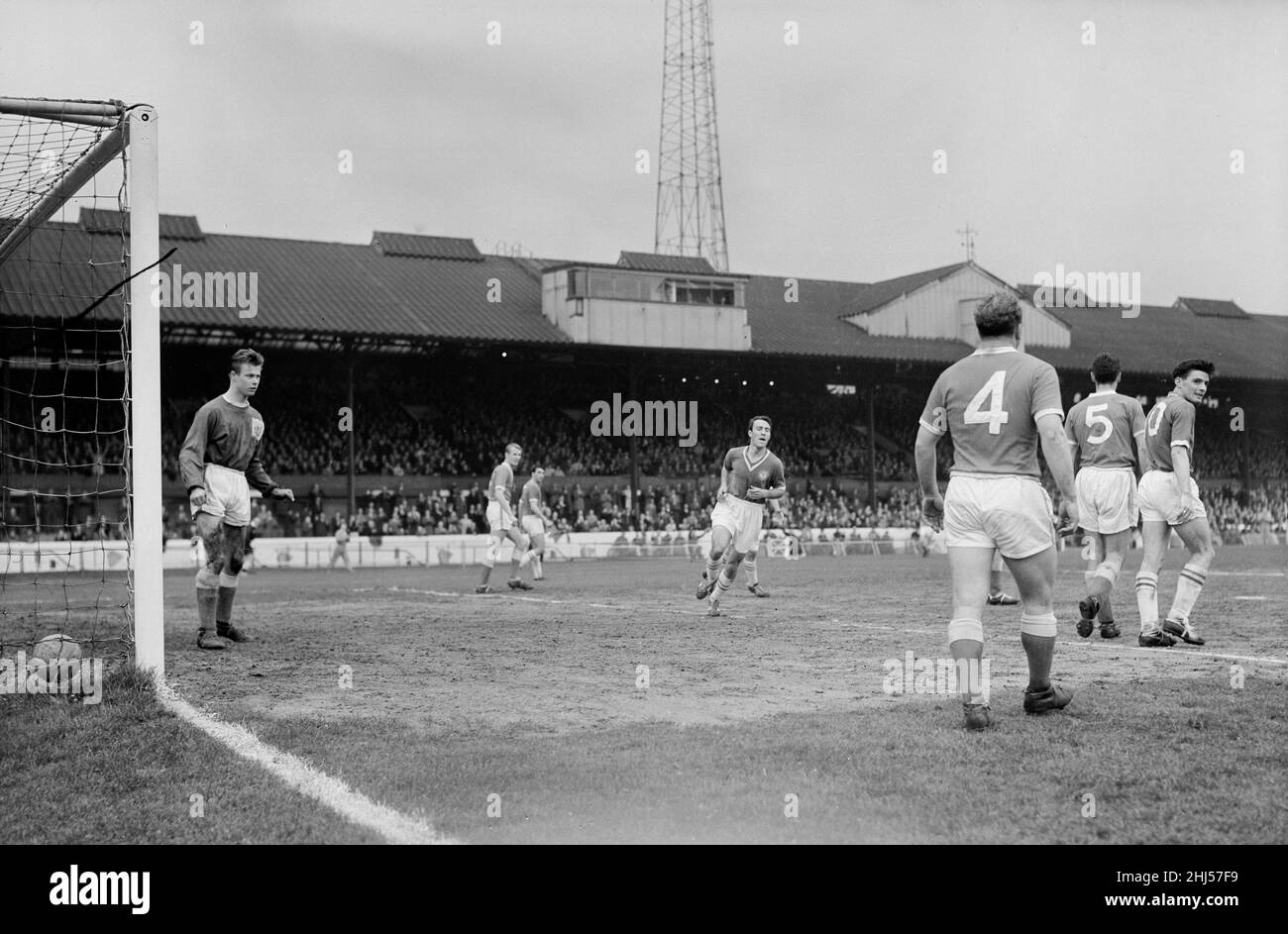 English League Division un match à Stamford Bridge.Chelsea 4 contre Nottingham Forest 3.Le gardien de forêt Peter Grummitt est abattu après que Jimmy Greaves de Chelsea ait marqué son troisième but.Greaves a marqué quatre buts lors de son match final pour le club.29th avril 1961. Banque D'Images