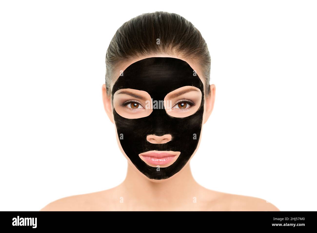 Noir charbon masque traitement du visage asiatique beauté femme.Bien-être  et spa purifiant pelage masque visage portrait, isolé sur fond blanc Photo  Stock - Alamy