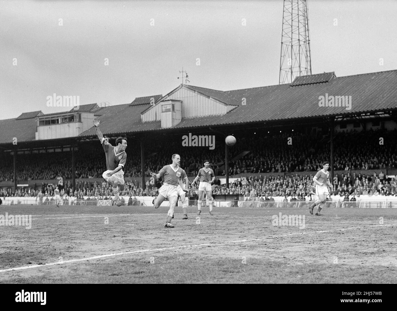 English League Division un match à Stamford Bridge.Chelsea 4 v Nottingham Forest 3.Jimmy Greaves, de Chelsea, manque peu de son but avec cette affiche supérieure volante.Greaves a marqué quatre buts lors de son match final pour le club.29th avril 1961. Banque D'Images