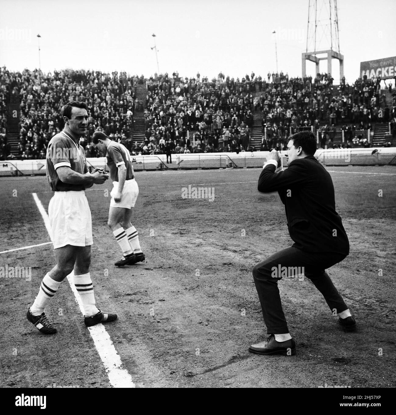 English League Division un match à Stamford Bridge.Chelsea 4 contre Nottingham Forest 3.Jimmy Greaves de Chelsea est sur le terrain avant de participer à son dernier match pour le club.Greaves a marqué quatre buts dans le match.29th avril 1961. Banque D'Images