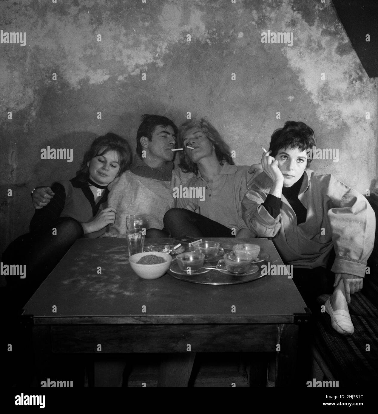 Joanna Dunham, Alan Bates, Sheila Allen et l'actrice française Malon Pantari au café des artistes à Chelsea, se sentent comme un Beatnik pour la pièce ABC, 'Three on a Gas ring' 14th décembre 1957. Banque D'Images