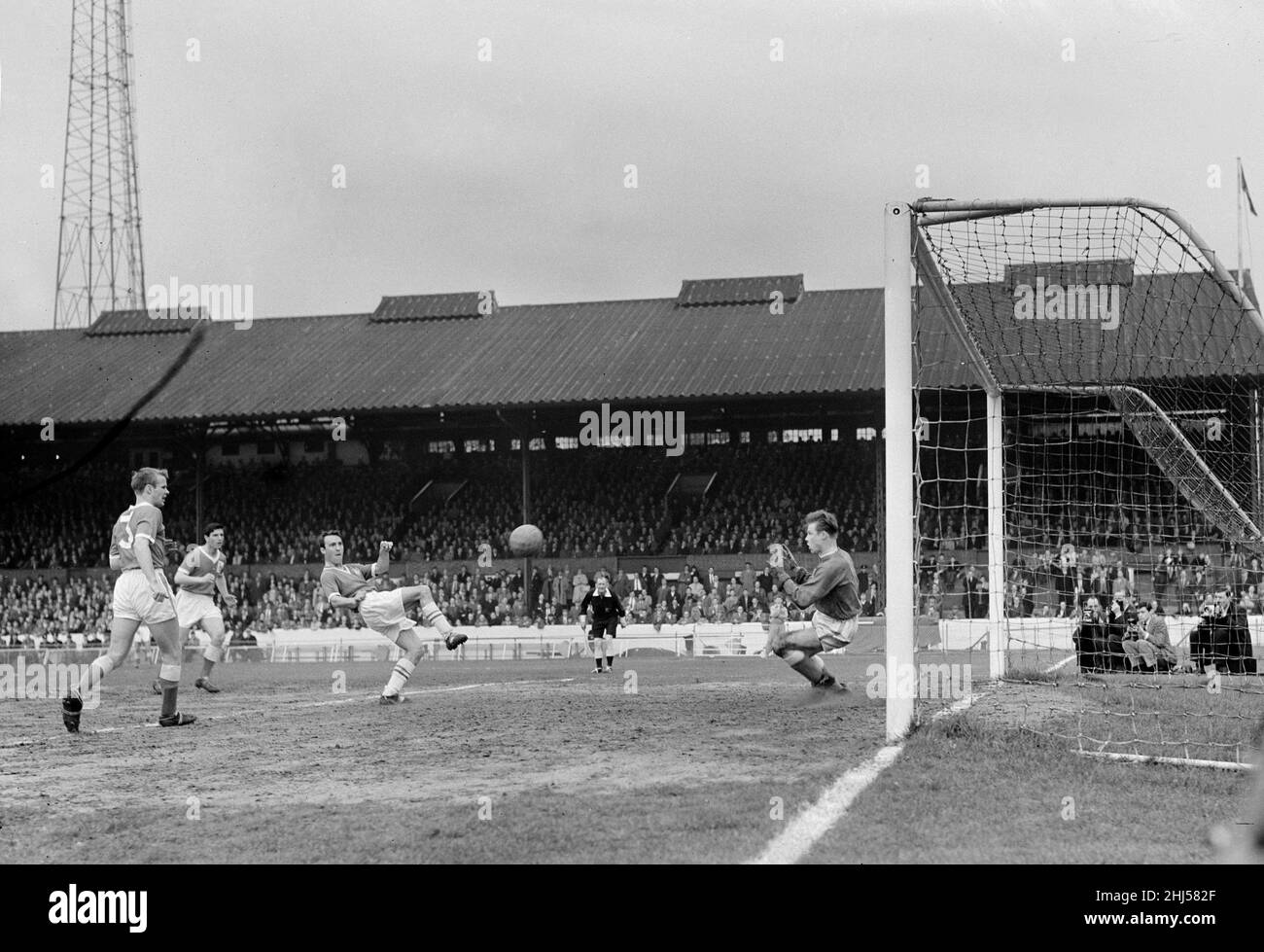 English League Division un match à Stamford Bridge.Chelsea 4 v Nottingham Forest 3.Le deuxième but de Jimmy Greaves passe devant le gardien de forêt Peter Grummitt.Greaves a marqué quatre buts lors de son match final pour le club.29th avril 1961. Banque D'Images