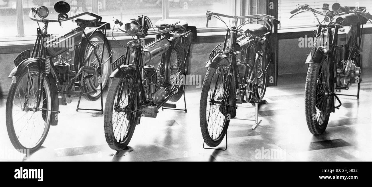 Ces quatre cycles motorisés sont exposés à la galerie d'art et au musée Herbert, récemment ouverts à Coventry.Les machines récemment restaurées sont de gauche: Un Premier 1912, un Triumph 1919, un Wee MacGregor fait à Coventry en 1923 et un Triumph 1927.18th Mars 1960 Banque D'Images