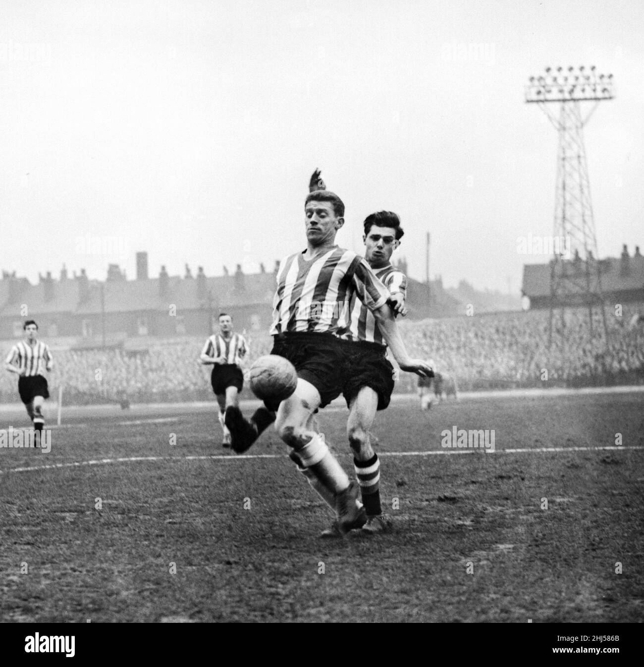 Match de la division deux de la Ligue anglaise à Bramall Lane.Sheffield United 1 contre Sheffield mercredi 0.Russell The United Inside Right tente de mettre son pied autour de mercredi moitié arrière Tony Kay pendant le match derby des deux équipes.21st février 1959. Banque D'Images