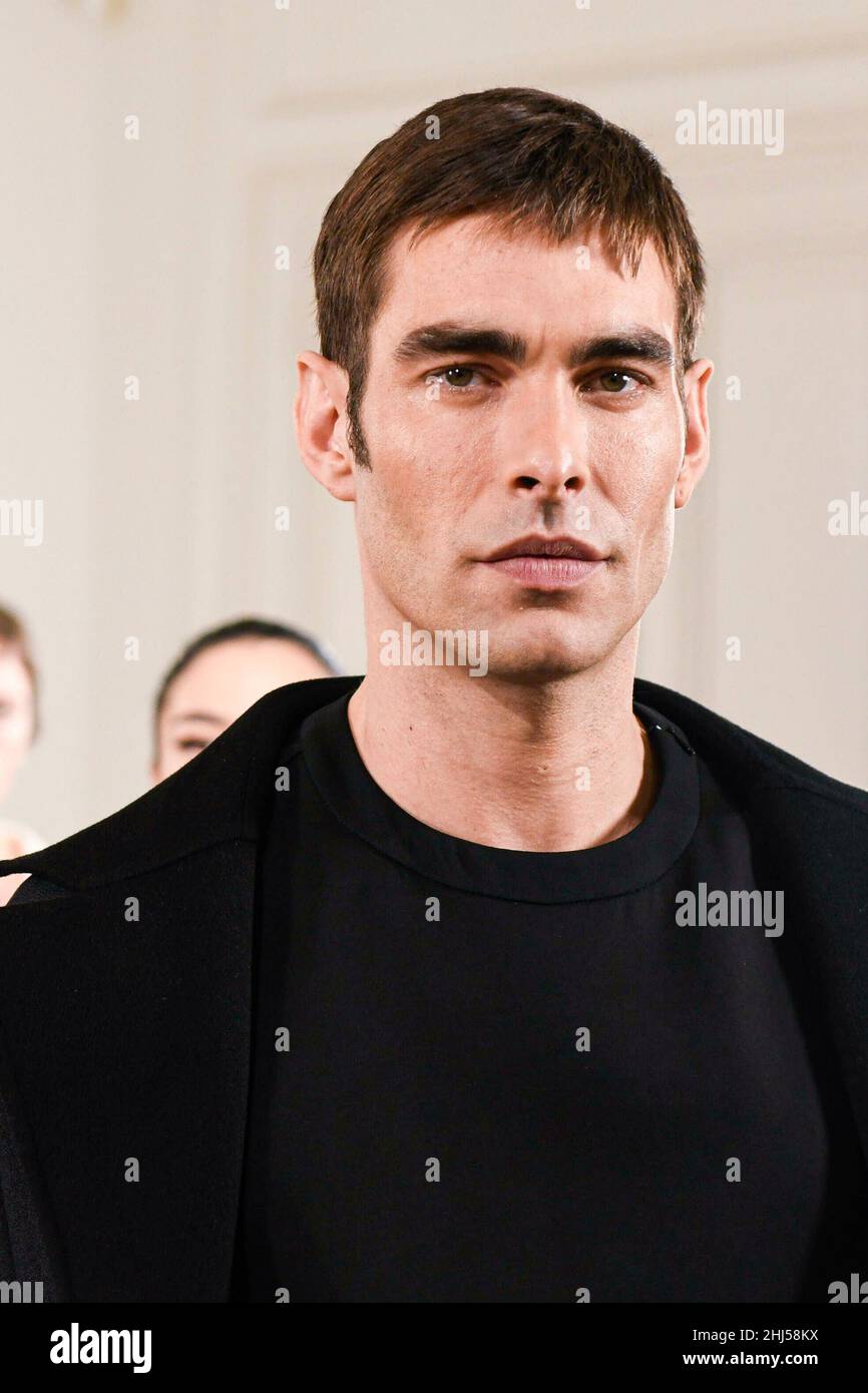 Paris, France.26th janvier 2022.Jon Kortajarena à VALENTINO haute Couture SS22 piste pendant la haute Couture Printemps été 2022 - janvier 2022 - Paris, France 26/01/2022 crédit: dpa/Alay Live News Banque D'Images